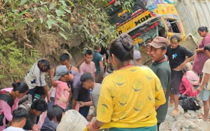 नवलपुरमा टिप्पर दुर्घटना, तीन घाइते ।