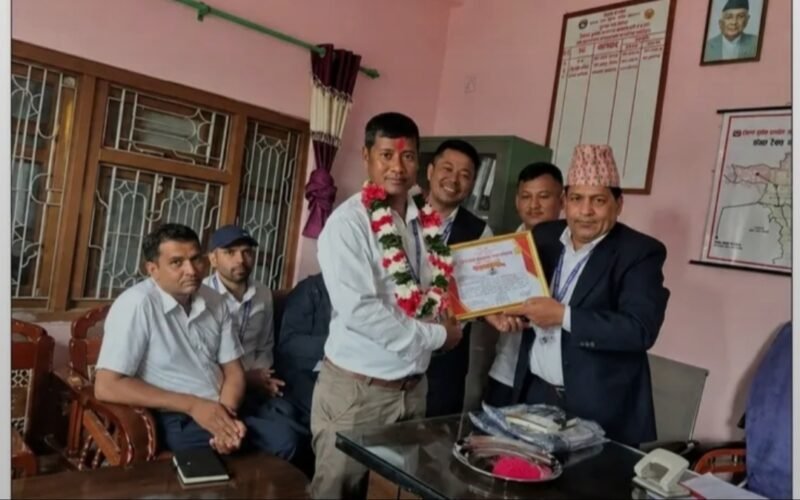 डाँक बाहक हिरालाल महतो ‘उत्कृष्ट कर्मचारी’का रुपमा सम्मानित